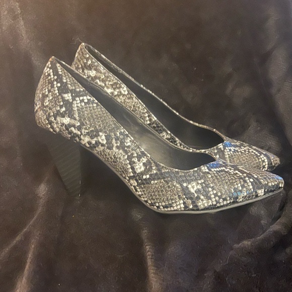 Snake print heels - Picture 2 of 5